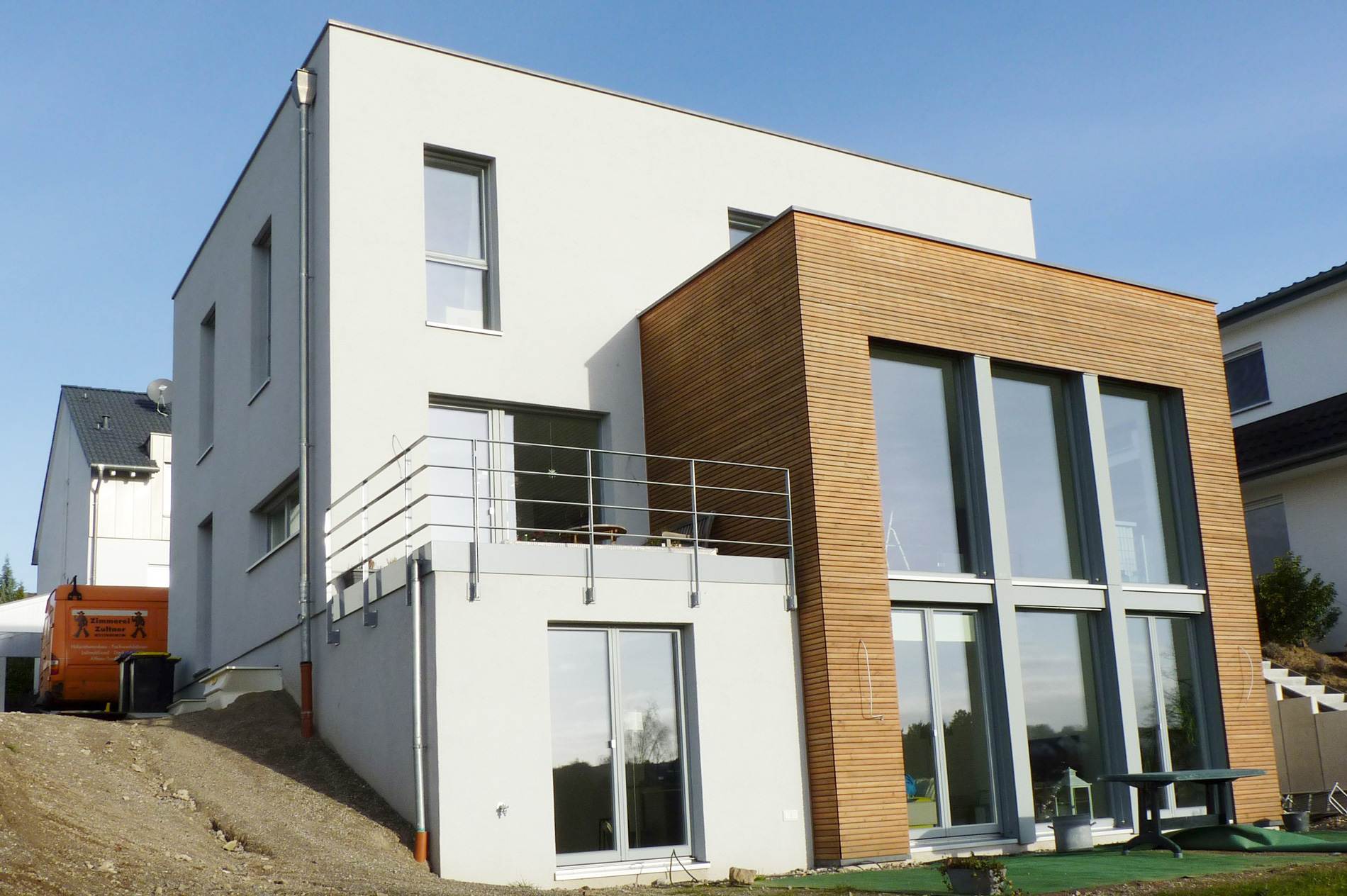 Ein modernes Einfamilienhaus mit attraktiver Putzfassade.
