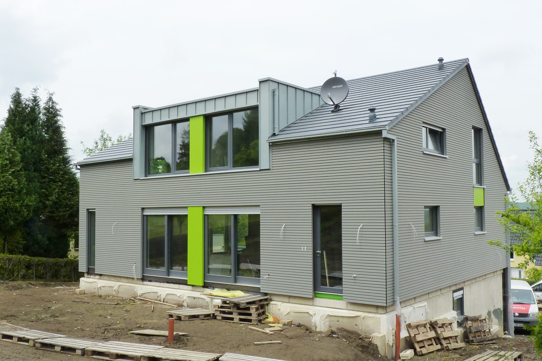 Ein moderner Neubau in Holzbauweise mit Holzfassade und farbigen Lichtblicken.